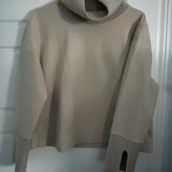 Banana Republic Beige Sweater - Picture 4 of 5